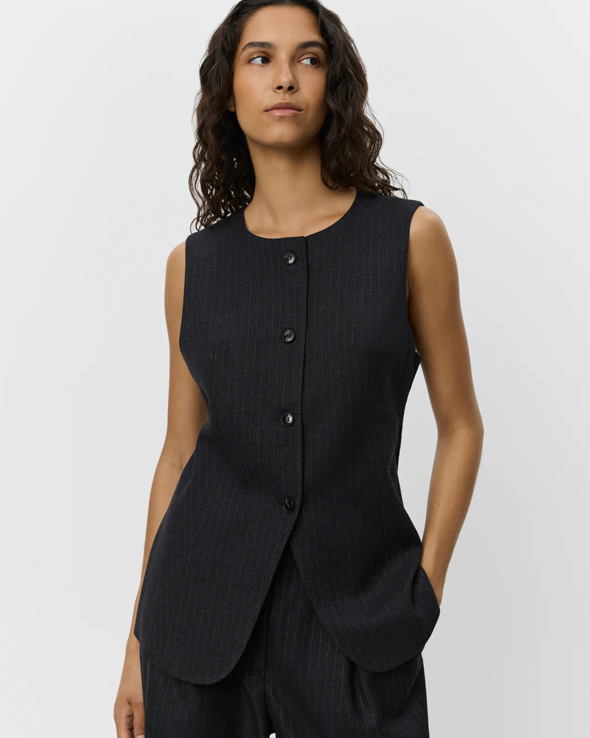 Sort nålestribet vest fra Sofie Schnoor – klassisk fit med knaplukning og figursyet design