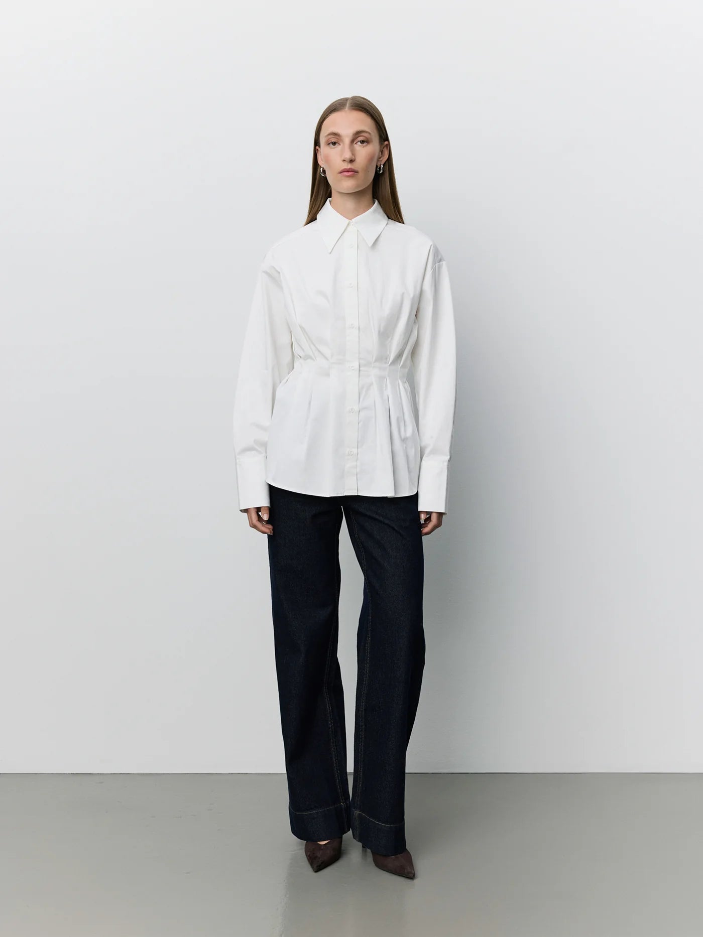 MIKRASW fitted skjorte fra Sofie Schnoor i Off White med markeret talje og plisserede detaljer – køb hos butikalrum.dk.