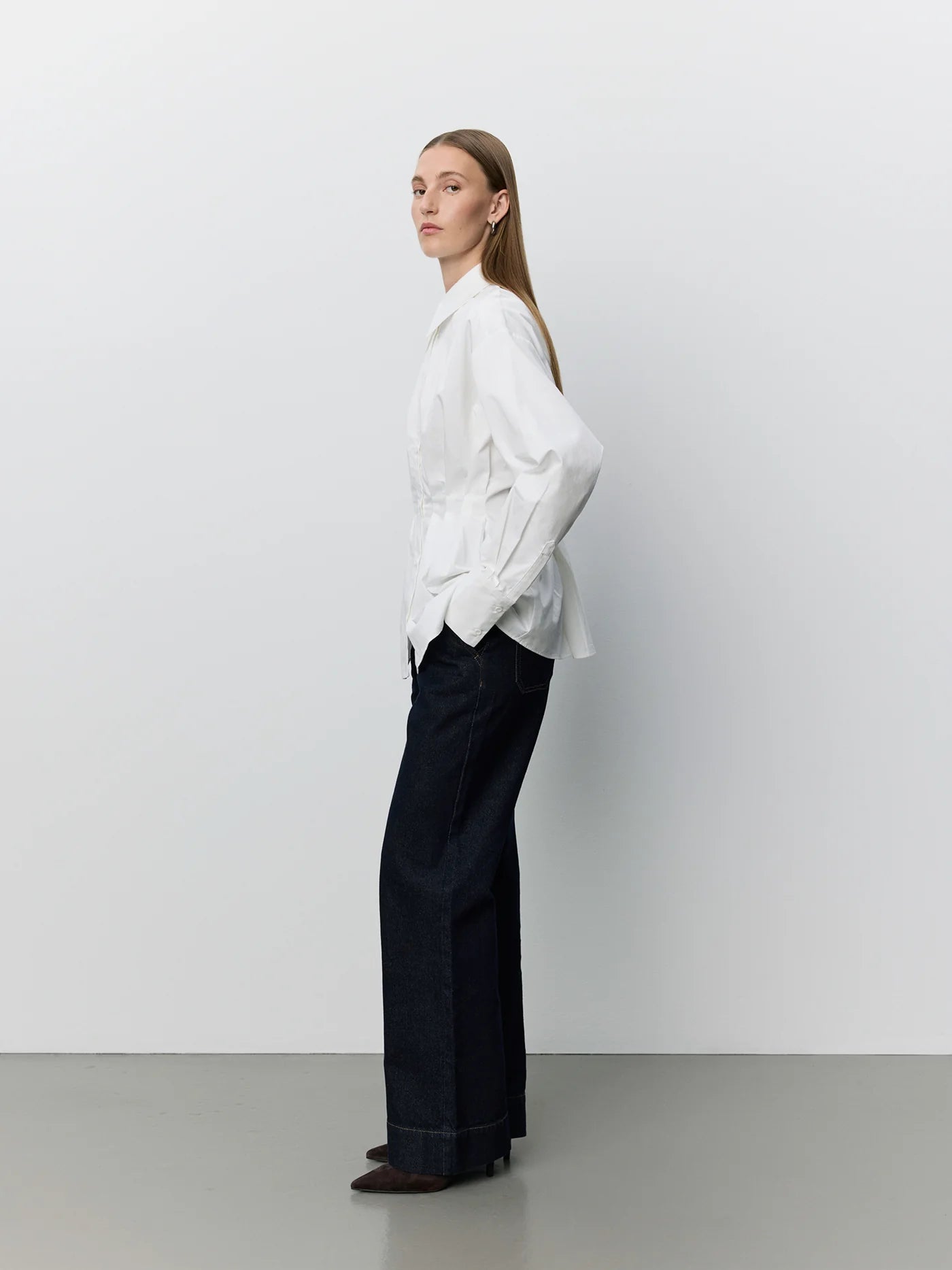 MIKRASW fitted skjorte fra Sofie Schnoor i Off White med markeret talje og plisserede detaljer – køb hos butikalrum.dk.