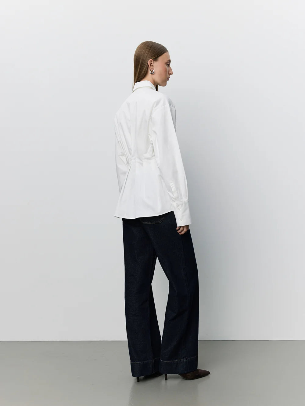 MIKRASW fitted skjorte fra Sofie Schnoor i Off White med markeret talje og plisserede detaljer – køb hos butikalrum.dk.