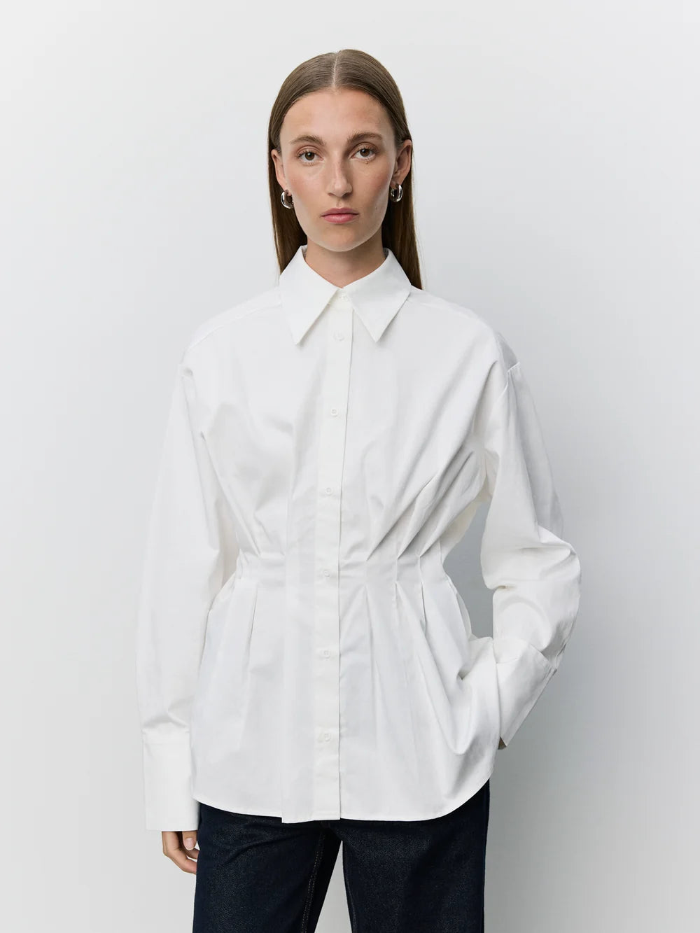 MIKRASW fitted skjorte fra Sofie Schnoor i Off White med markeret talje og plisserede detaljer – køb hos butikalrum.dk.