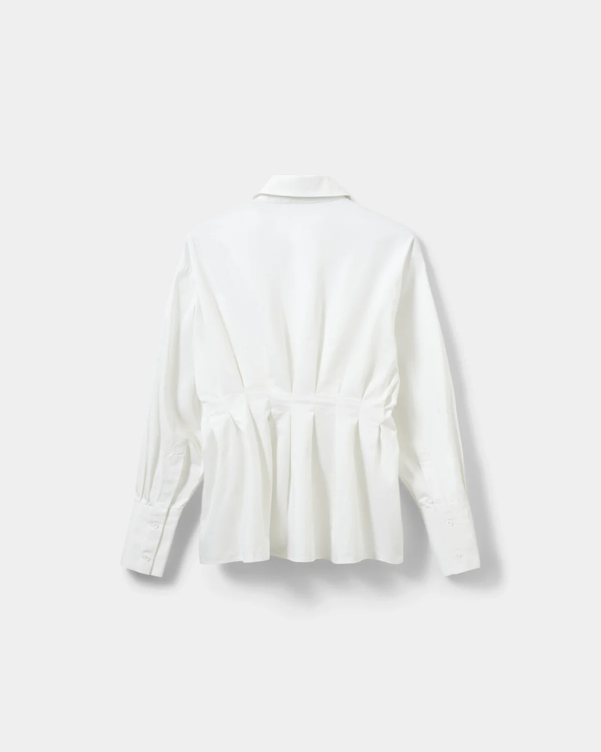 MIKRASW fitted skjorte fra Sofie Schnoor i Off White med markeret talje og plisserede detaljer – køb hos butikalrum.dk.