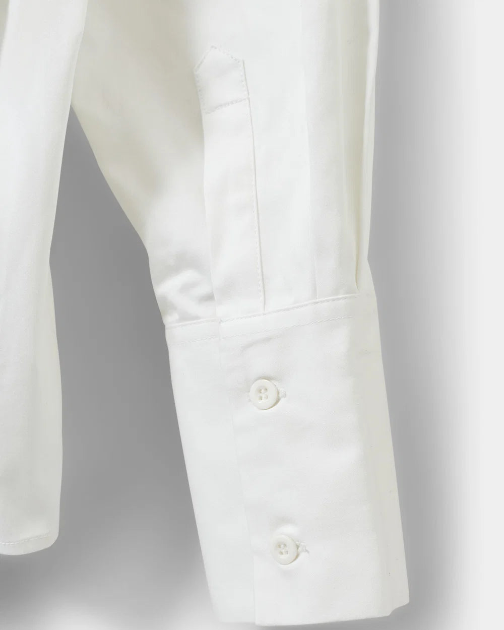MIKRASW fitted skjorte fra Sofie Schnoor i Off White med markeret talje og plisserede detaljer – køb hos butikalrum.dk.