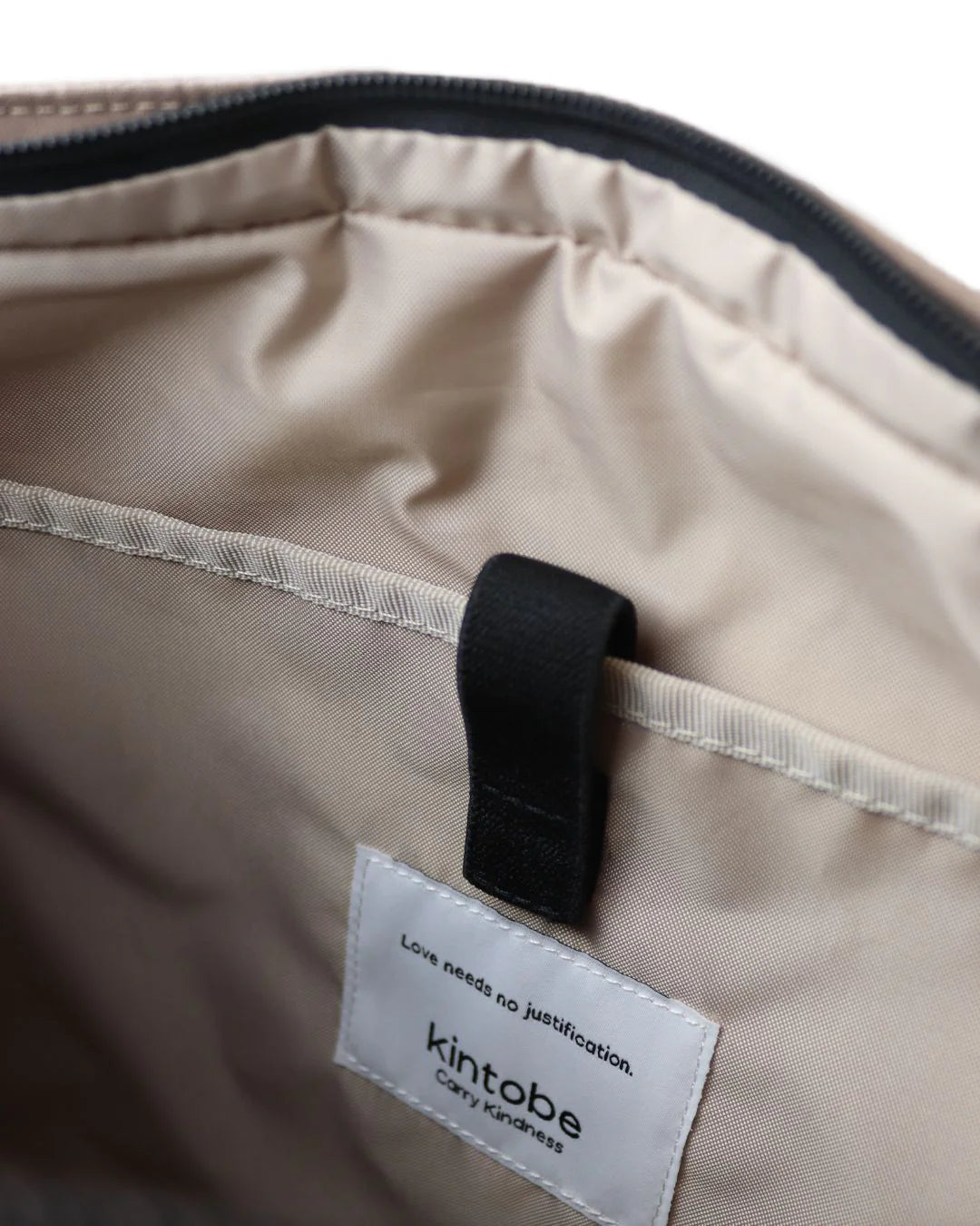 Milo tote-bag – rummelig taske med justerbar rem, frontlomme med magnetlukning og sidelomme til vandflaske. Passer til 13–16" MacBook.