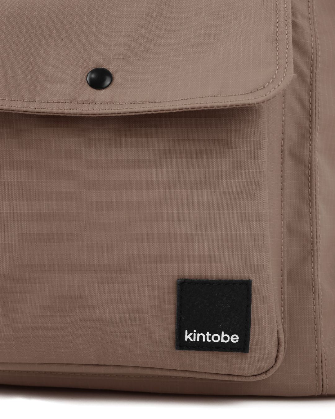 Milo tote-bag – rummelig taske med justerbar rem, frontlomme med magnetlukning og sidelomme til vandflaske. Passer til 13–16" MacBook.