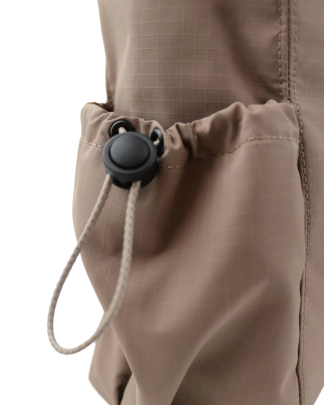 Milo tote-bag – rummelig taske med justerbar rem, frontlomme med magnetlukning og sidelomme til vandflaske. Passer til 13–16" MacBook.