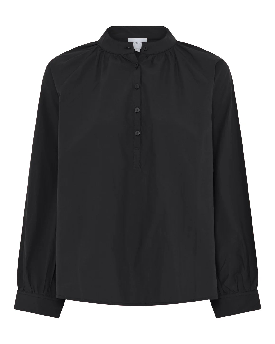 Marie Shirt – let bomuldsskjorte med opretstående krave, smal stolpelukning og rynkedetaljer ved halsudskæring.