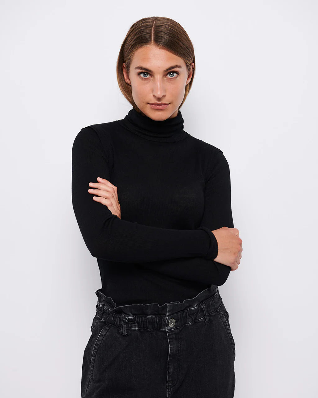 Marie Turtleneck T-shirt i sort med merino uld og TENCEL™ – køb hos butikalrum.dk