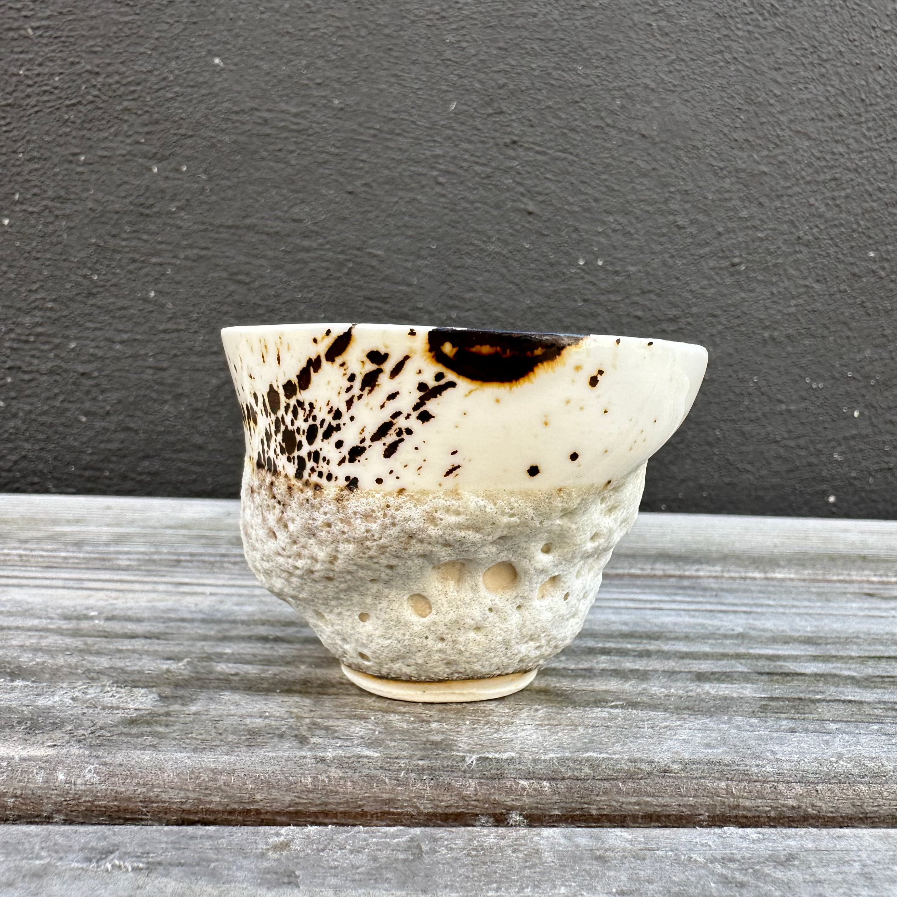 Håndlavet Marsk Espresso-Kop inspireret af Vadehavet, kapacitet 65 ml, i sivbrune og beige nuancer.