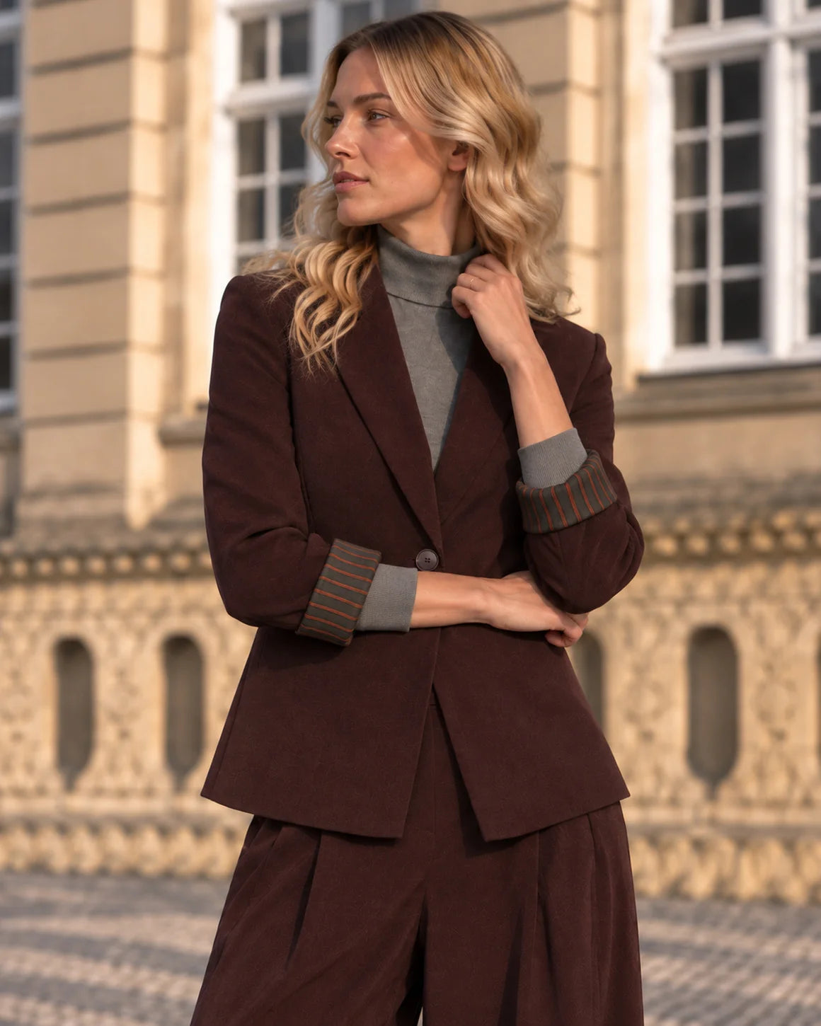 Mette Blazer fra LA RŌUGE i Bordeaux med let oversized pasform, klassiske revers og knaplukning – køb hos butikalrum.dk.