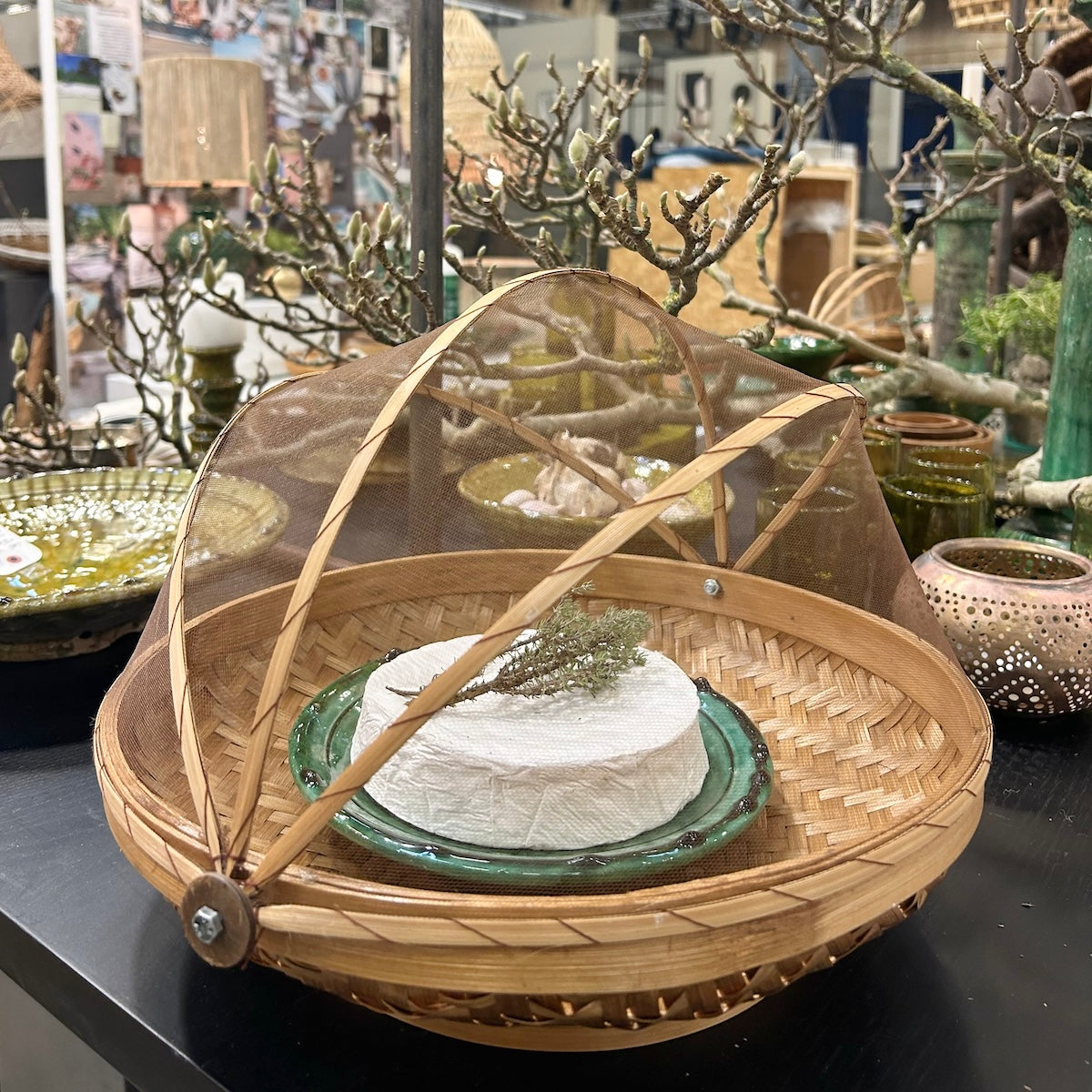 Stor myggekurv i bambus med net og låg – Ø35 cm, håndflettet på Bali, perfekt til servering og beskyttelse mod insekter.