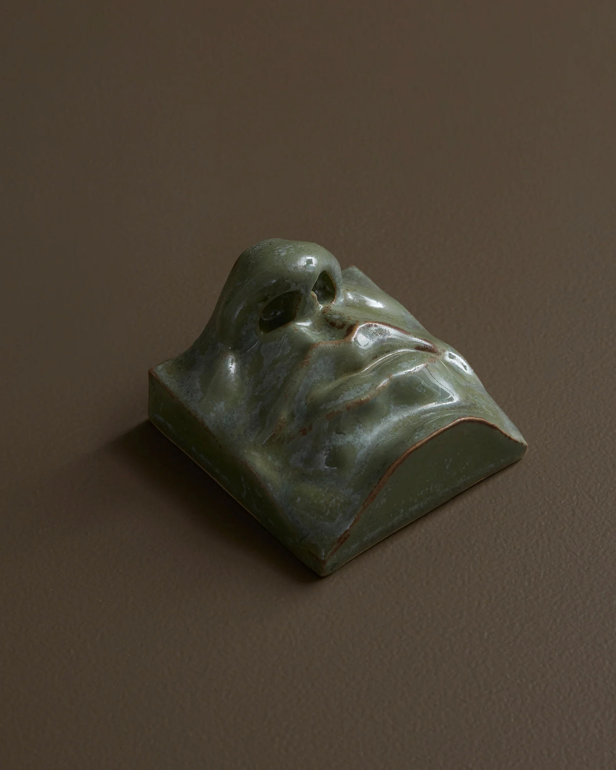 Square Mouth 2 (Man) keramisk relief fra Laoru Laoru i Copper Green med levende, patineret glasur – køb hos butikalrum.dk.