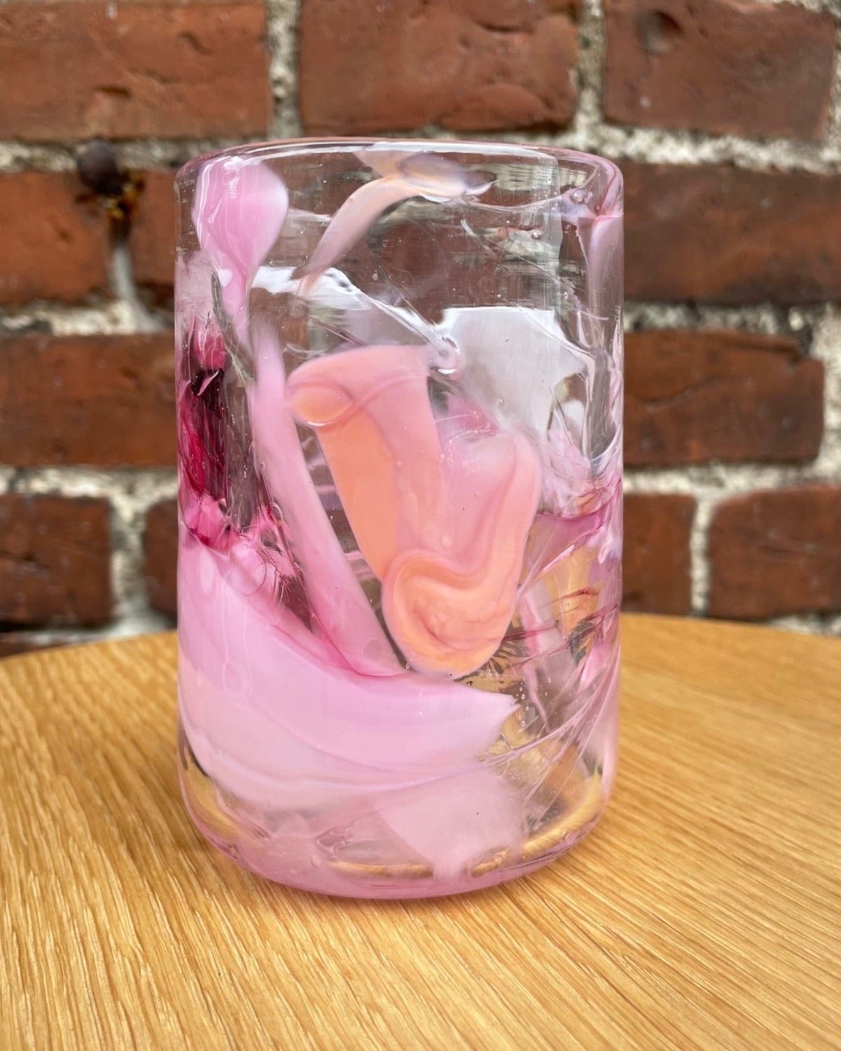 Lærke Laura stort glas af genbrugs glasskår, perfekt som drikkeglas eller til opbevaring, diameter 7,5 cm, højde 12 cm.