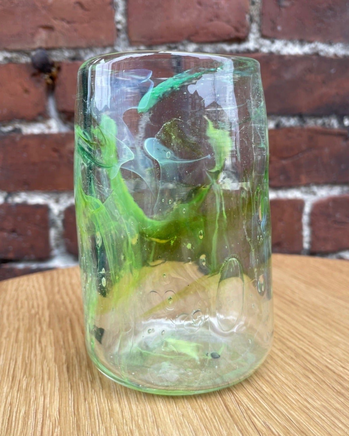 Lærke Laura stort glas, håndlavet af genbrugs glasskår, perfekt til opbevaring og drikke, diameter 7,5 cm, højde 12 cm.