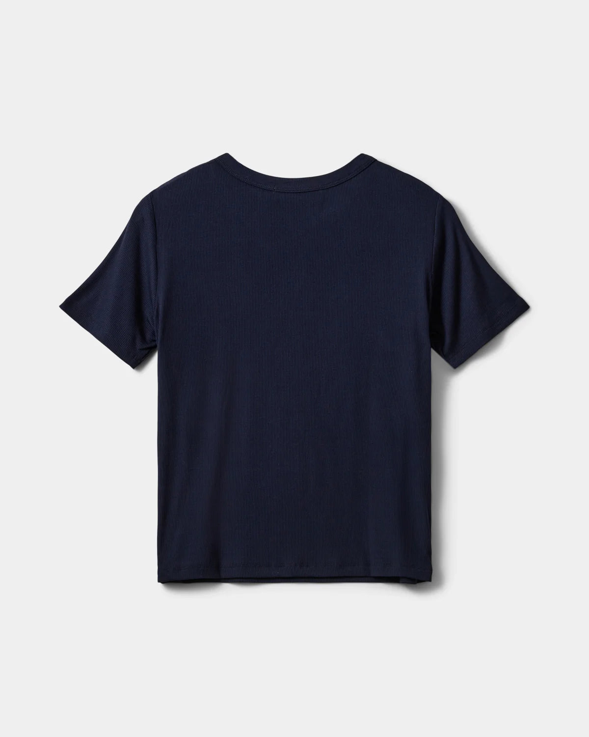 Navy T-shirt med afrundet udskæring, korte ærmer og en afslappet pasform i blød viskoseblanding.