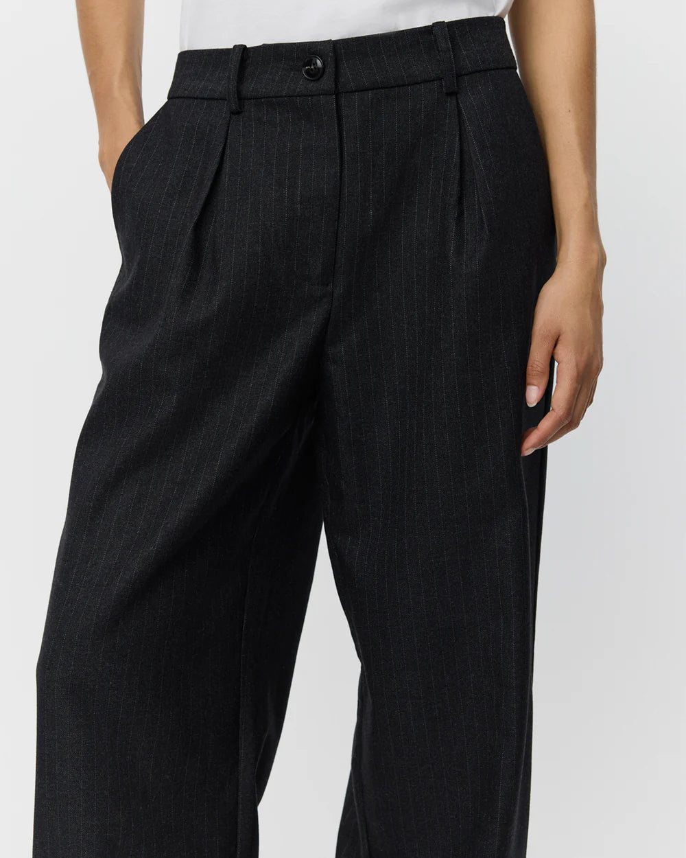 Sorte nålestribede wide leg-bukser fra Sofie Schnoor – med mid-waist, sidelommer og paspolerede snydelommer