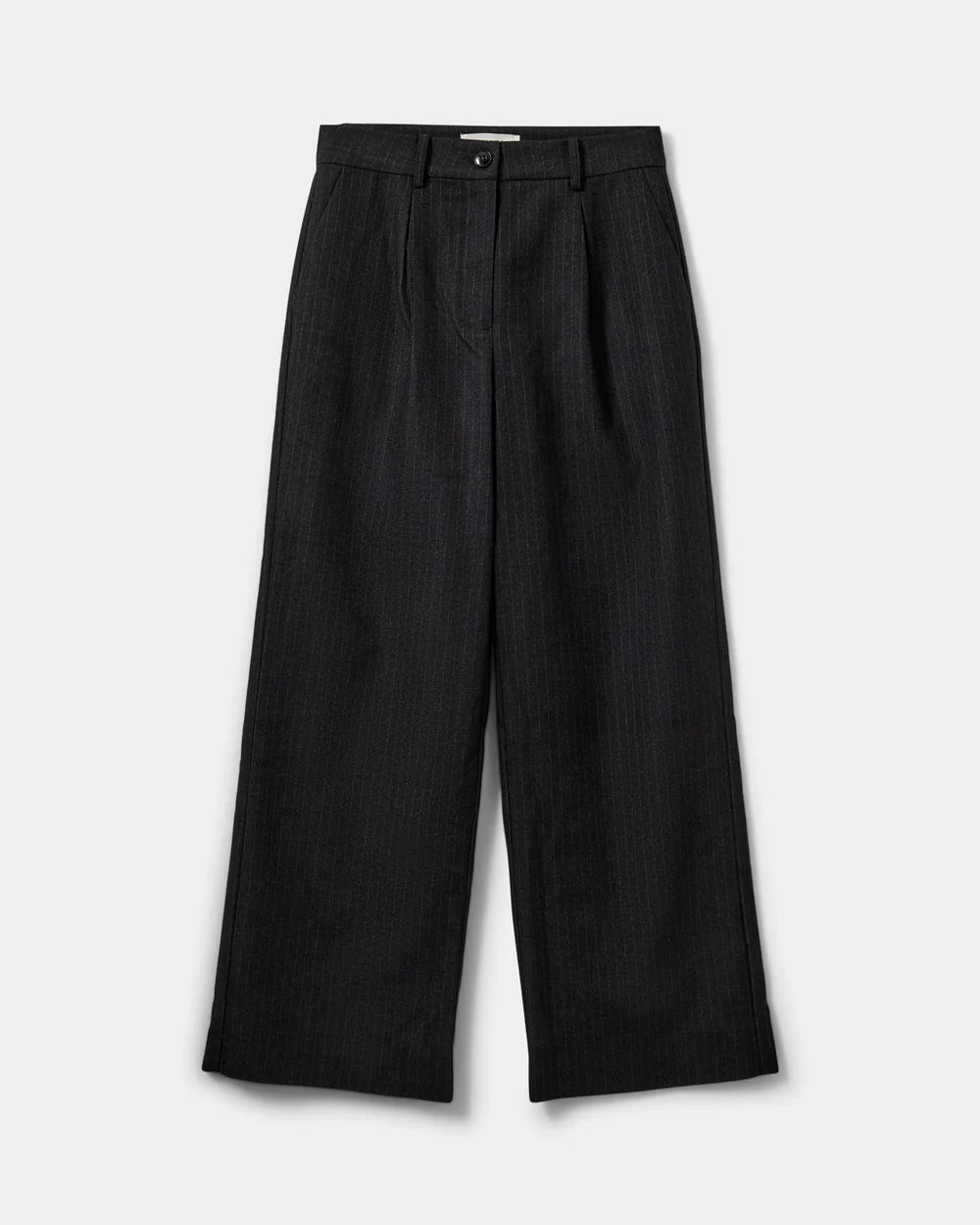 Sorte nålestribede wide leg-bukser fra Sofie Schnoor – med mid-waist, sidelommer og paspolerede snydelommer