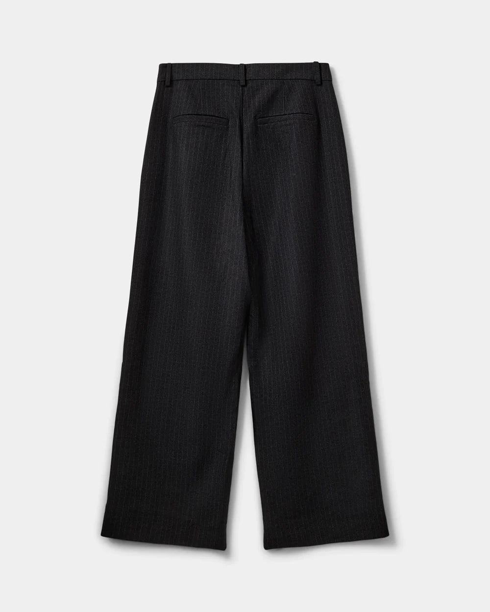 Sorte nålestribede wide leg-bukser fra Sofie Schnoor – med mid-waist, sidelommer og paspolerede snydelommer