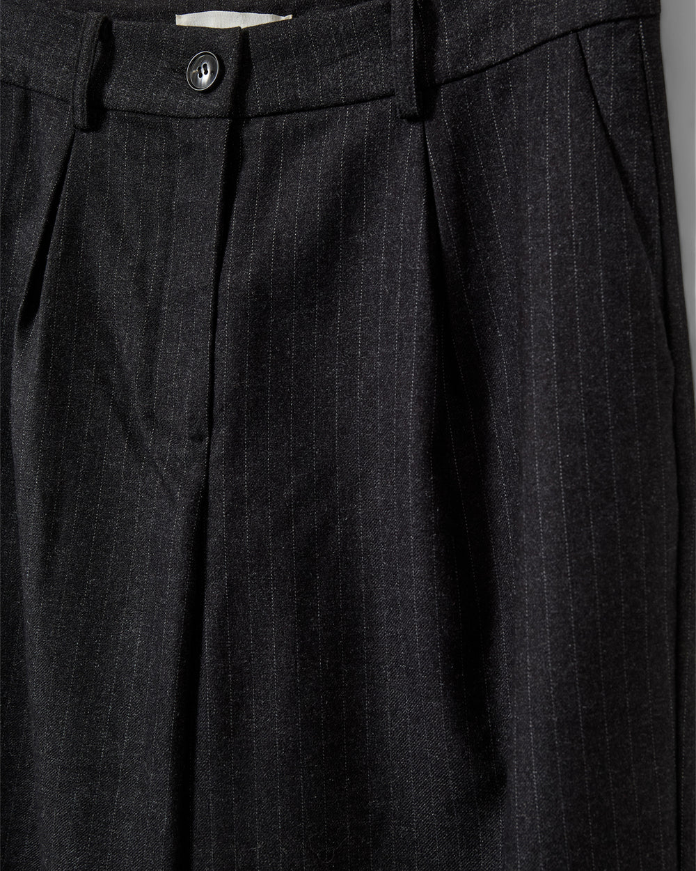 Sorte nålestribede wide leg-bukser fra Sofie Schnoor – med mid-waist, sidelommer og paspolerede snydelommer