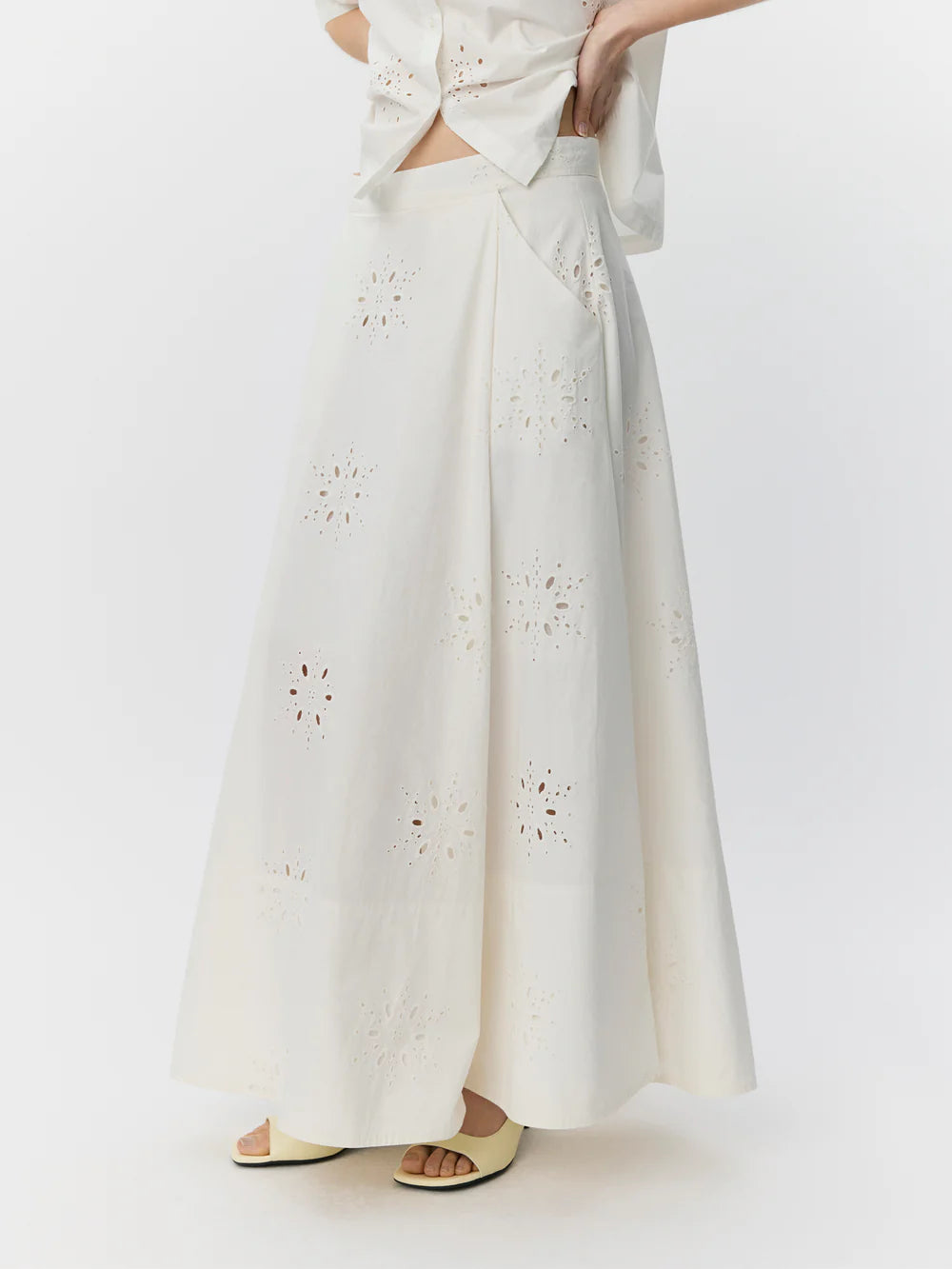 Broderet anglaise maxi nederdel i Snow White fra Sofie Schnoor – køb hos butikalrum.dk
