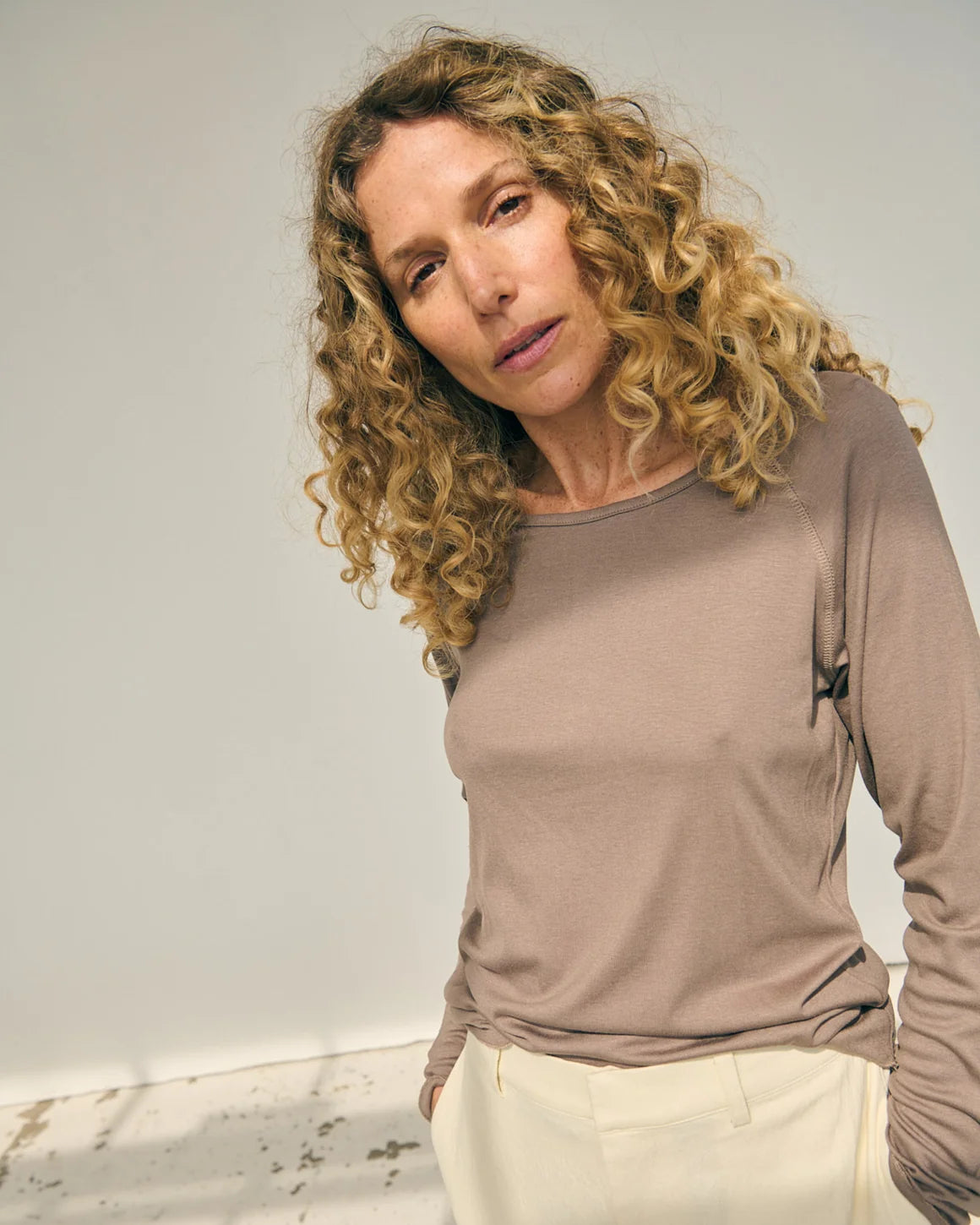 Line L/S T-shirt fra La Rouge i Moose med lange raglanærmer og blød viskosekvalitet – køb hos butikalrum.dk.