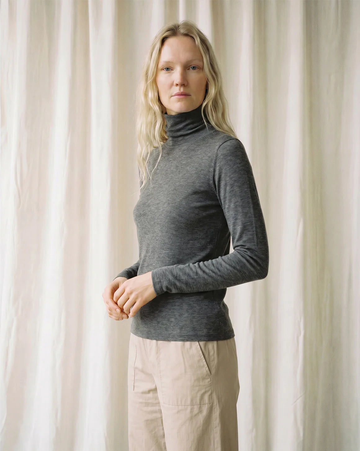 Sille Wool Rollerneck i Dark Grey Melange fra La Rouge – køb hos Butik Alrum