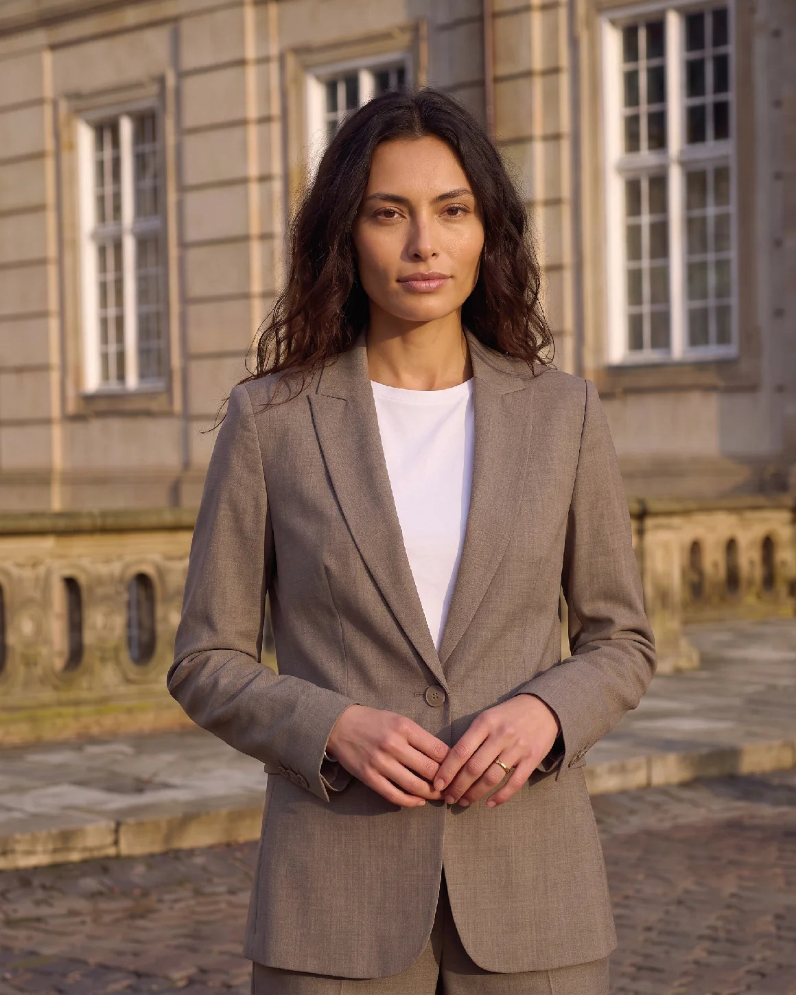 Trine Blazer i Greige fra La Rouge med let oversized pasform og reverskrave – køb hos butikalrum.dk.