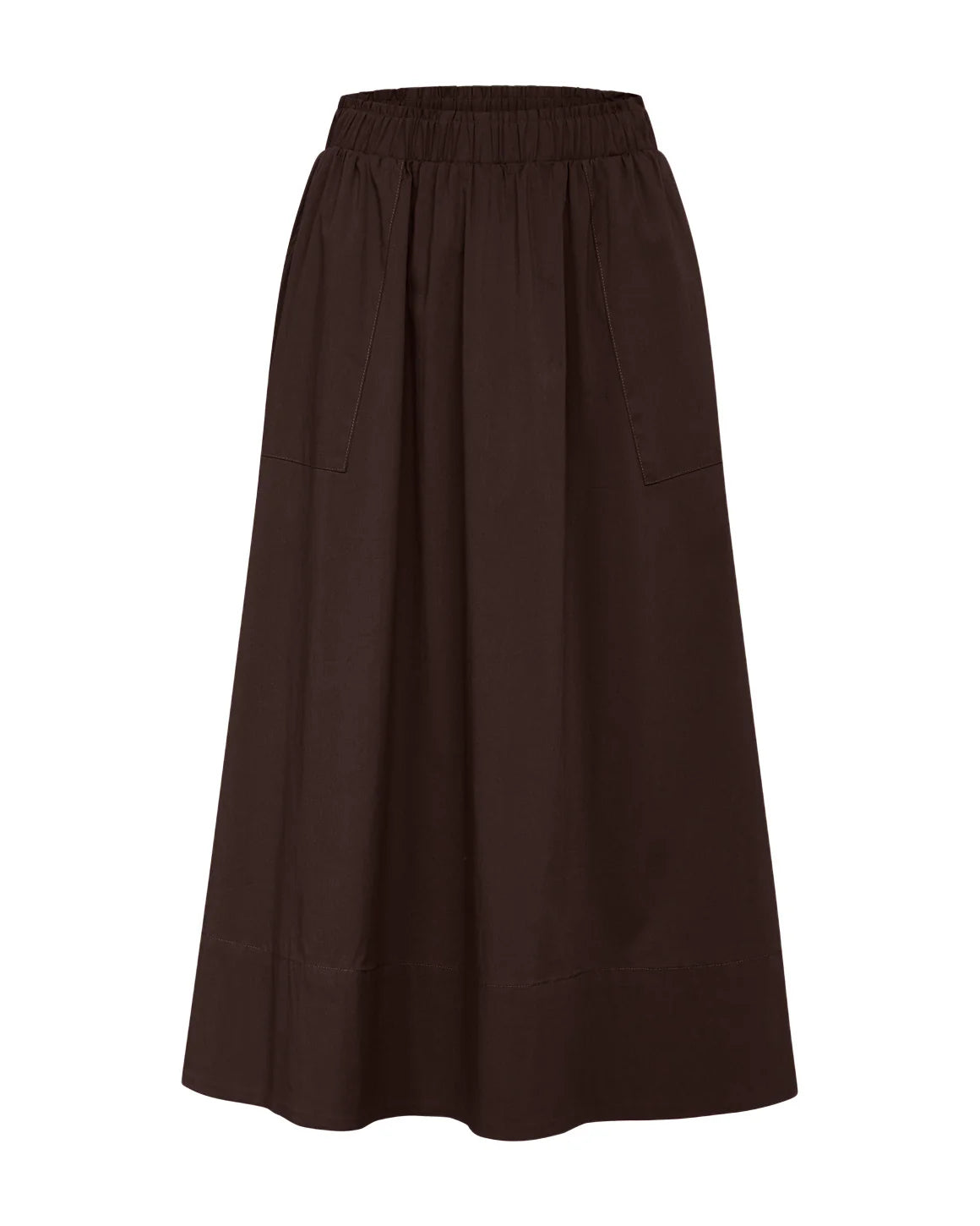 Kvinde iført Vilma Skirt i bomuldspoplin, stylet med en t-shirt og sneakers i naturlige omgivelser.