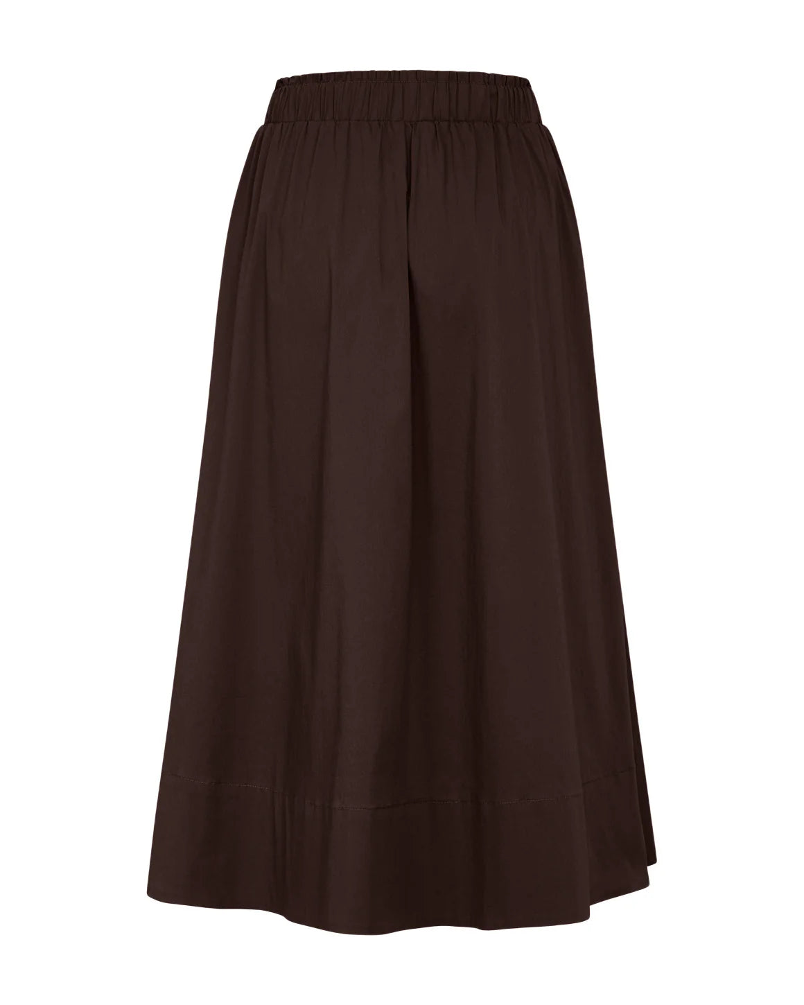Kvinde iført Vilma Skirt i bomuldspoplin, stylet med en t-shirt og sneakers i naturlige omgivelser.
