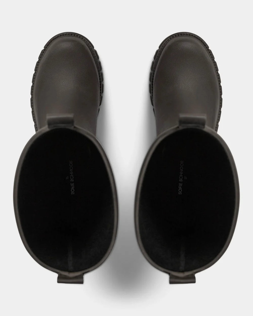 Nunnes Rubber Boot fra Sofie Schnoor i Dark Brown – langskaftet gummistøvle i 100% gummi. Køb hos butikalrum.dk.