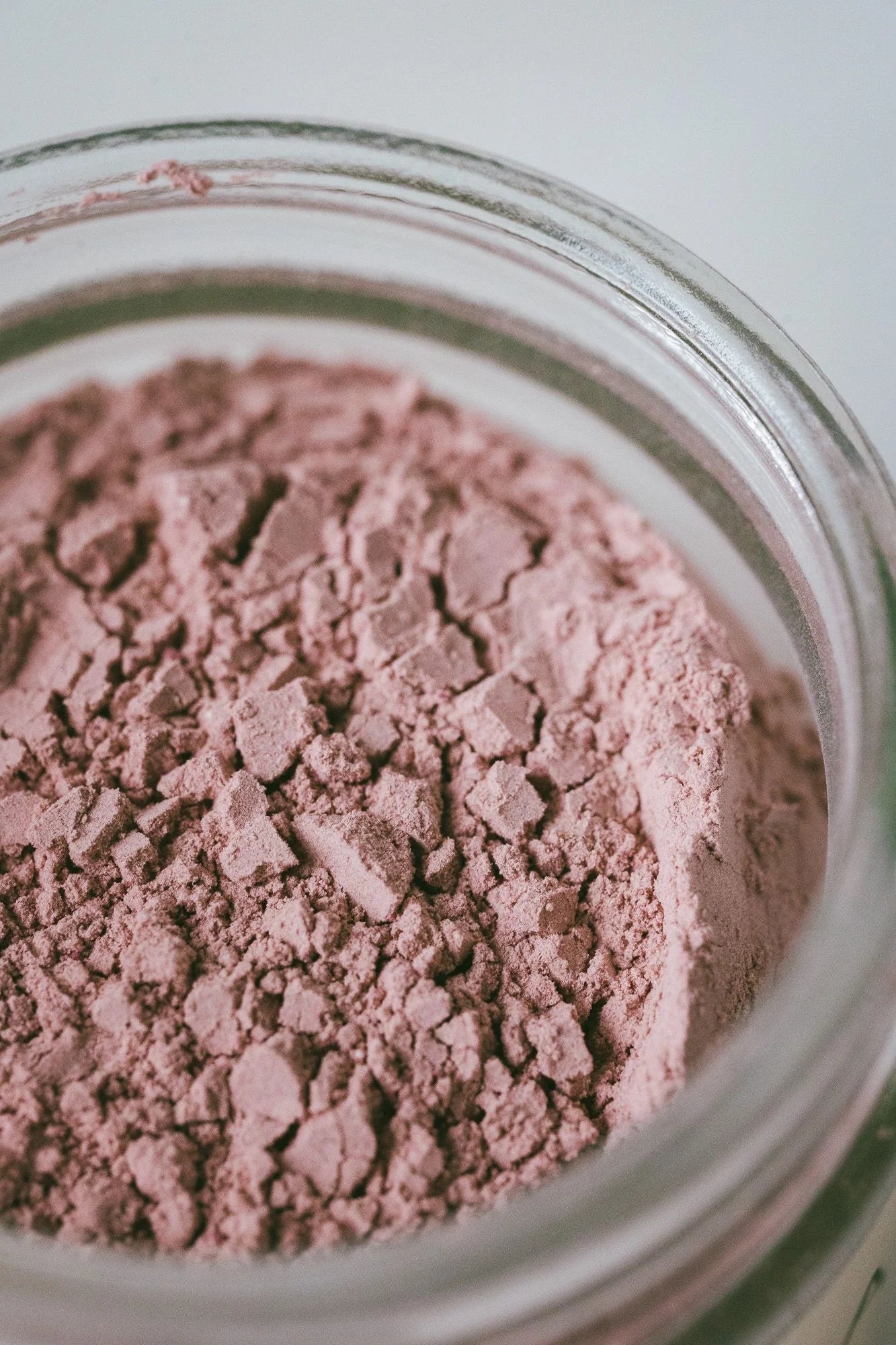 Nadilakai ansigtsmaske med pink ler, hibiscus og hyben – naturlig hudpleje hos butikalrum.dk