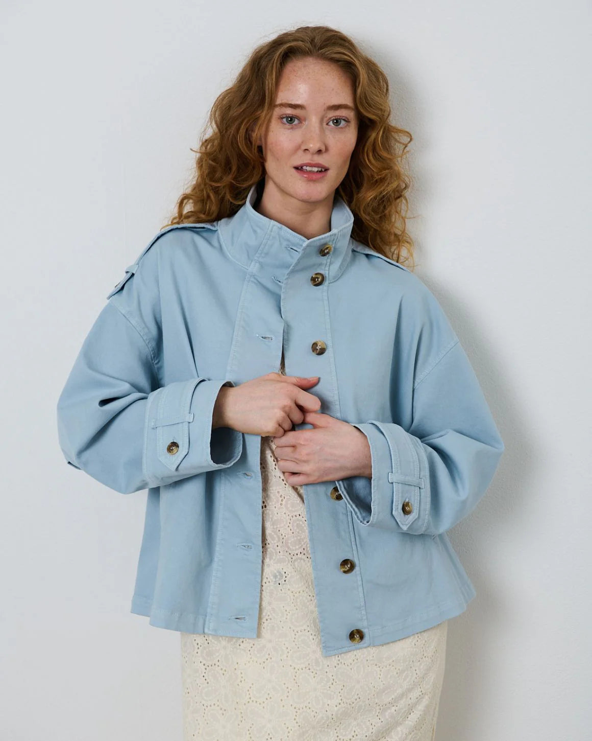 Nature Jacket i light blue – stilfuld forårsjakke med knapdetaljer og klassisk pasform. Let og alsidig i blød bomuldsblanding.