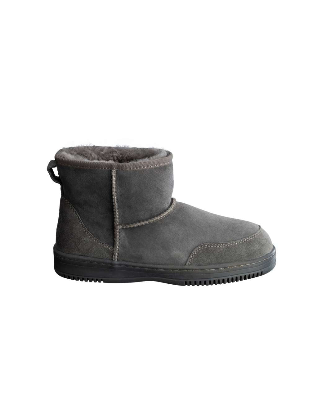 New Zealand Boots Ultra Short Grey – kortskaftet bamsestøvle i gråt lammeskind med gummisål, ideel til udendørs brug i skandinaviske vinterforhold.