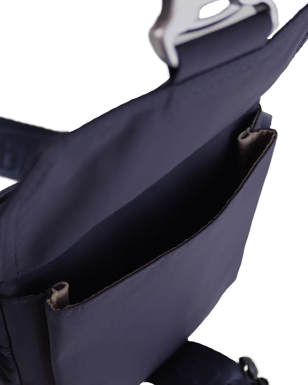 NICO mini-messenger taske i Midnight Blue med hovedrum og praktisk klaplomme foran – køb hos butikalrum.dk.