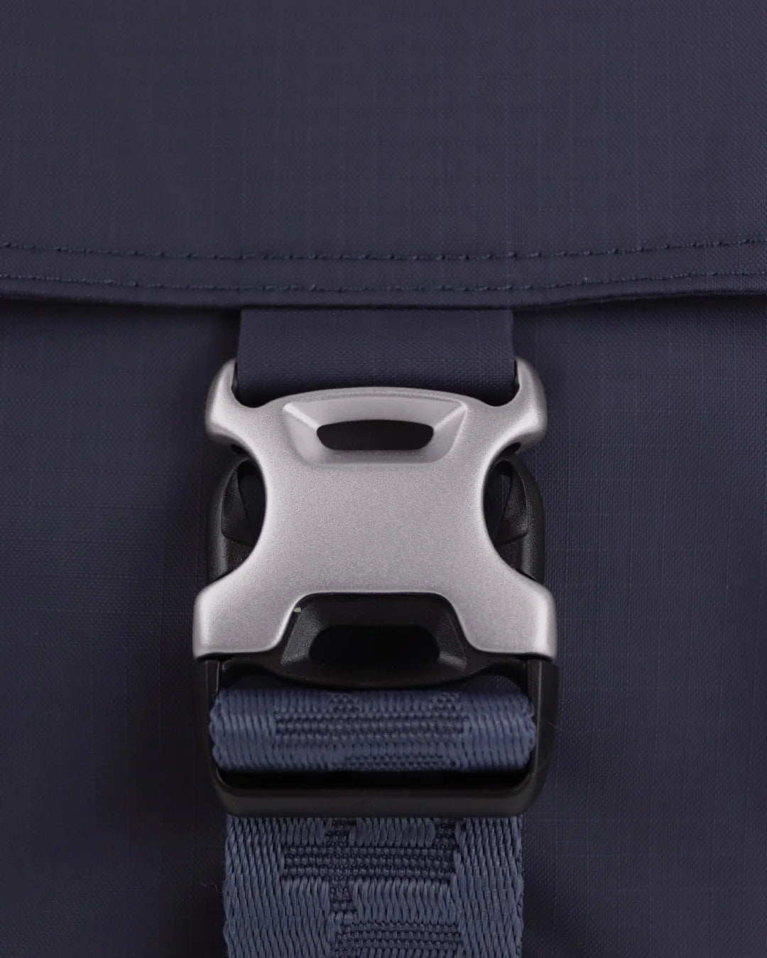 NICO mini-messenger taske i Midnight Blue med hovedrum og praktisk klaplomme foran – køb hos butikalrum.dk.
