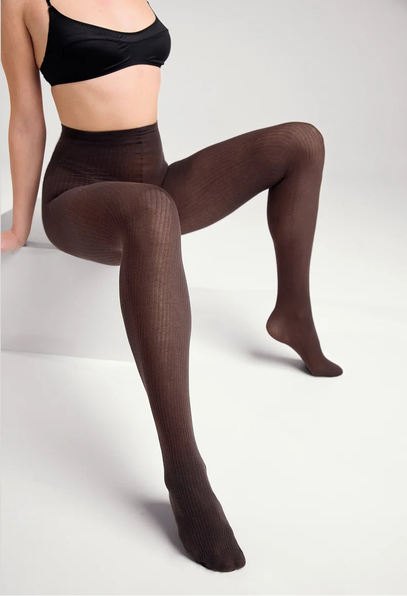 Køb Nika tights i chocolate hos Butikalrum.dk – ribstrikkede strømpebukser i 70 denier med blød bomuldsblanding og forstærket tå.