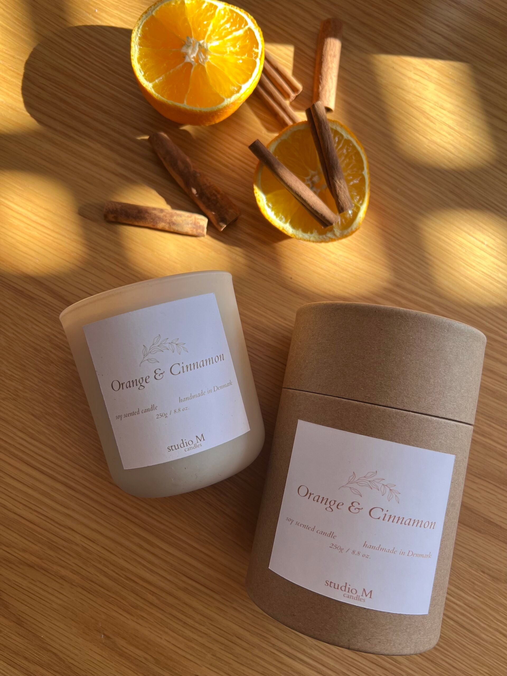 Duftlys Orange & Cinnamon i vegansk sojavoks med citrus-, kanel- og vaniljenoter, soft-touch glas og FSC-certificeret emballage