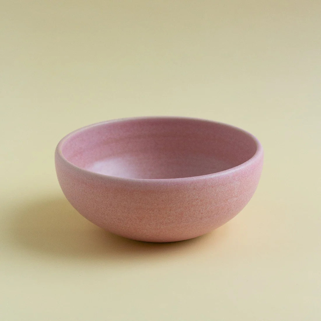 Odd Small Bowl i Sakura fra Odd Boys Ceramic, hånddrejet skål i stentøjsler med delikat lyserød glasur, 350-370 ml – køb hos butikalrum.dk.