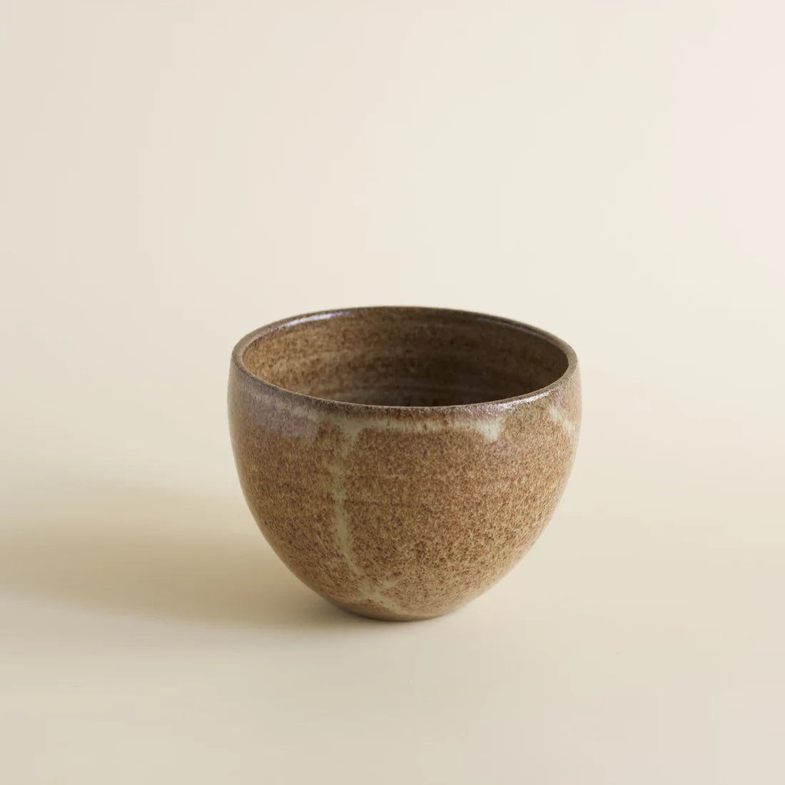 Odd Cup i Yoko fra Odd Boys Ceramics, hånddrejet og håndglaseret kop i stentøj med lava, ca. 220–240 ml – køb hos butikalrum.dk.