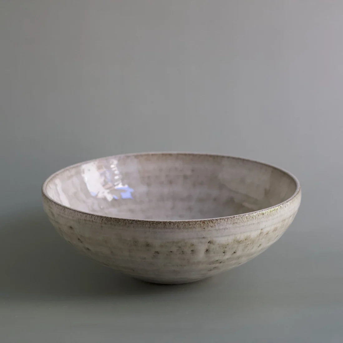 Odd Medium Bowl i Floating White fra Odd Boys Ceramic, hånddrejet stentøjsskål med håndpåført glasur, diameter 19–20 cm – køb hos butikalrum.dk.