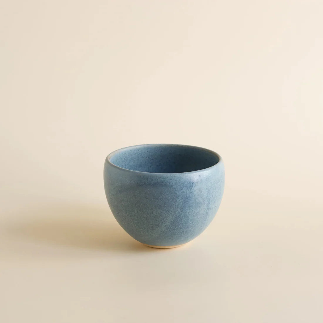 ODD Personal Cup i BLU fra Odd Boys Ceramics, hånddrejet stentøjskop med afrundet form og håndpåført glasur – køb hos butikalrum.dk.