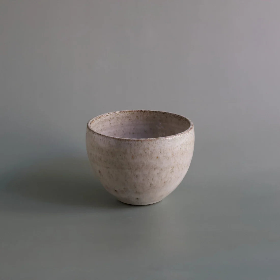 ODD Personal Cup i Floating White fra Odd Boys Ceramics, hånddrejet stentøjskop med afrundet form og lys håndpåført glasur – køb hos butikalrum.dk.