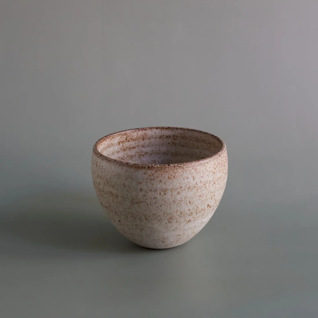 ODD Personal Cup i Off White Matte fra Odd Boys Ceramics, hånddrejet stentøjskop med afrundet form og mat råhvid glasur – køb hos butikalrum.dk.