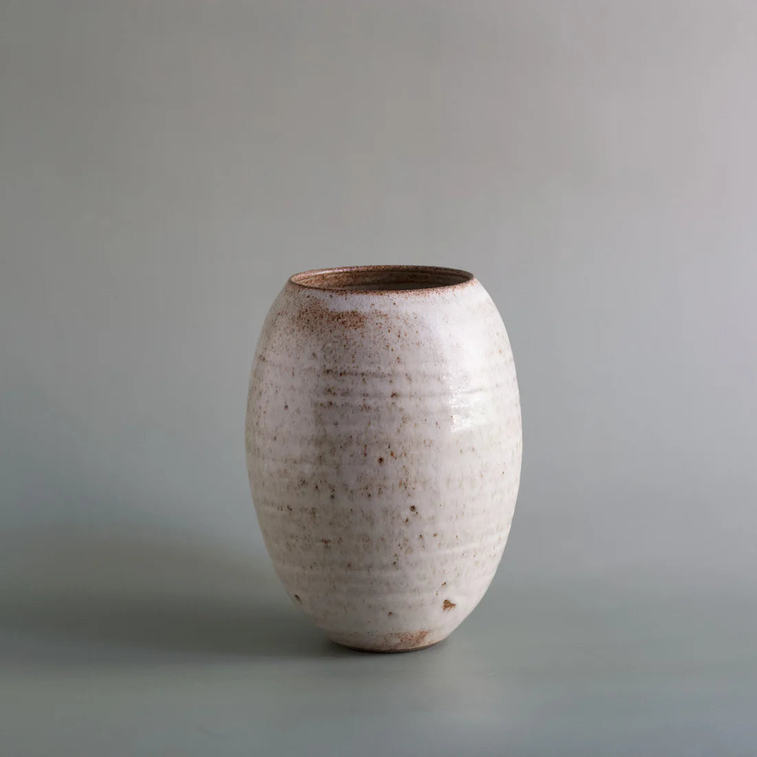 Odd Vase | Off-white Matte – Hånddrejet keramik med nordisk elegance. - køb hos butikalrum.dk