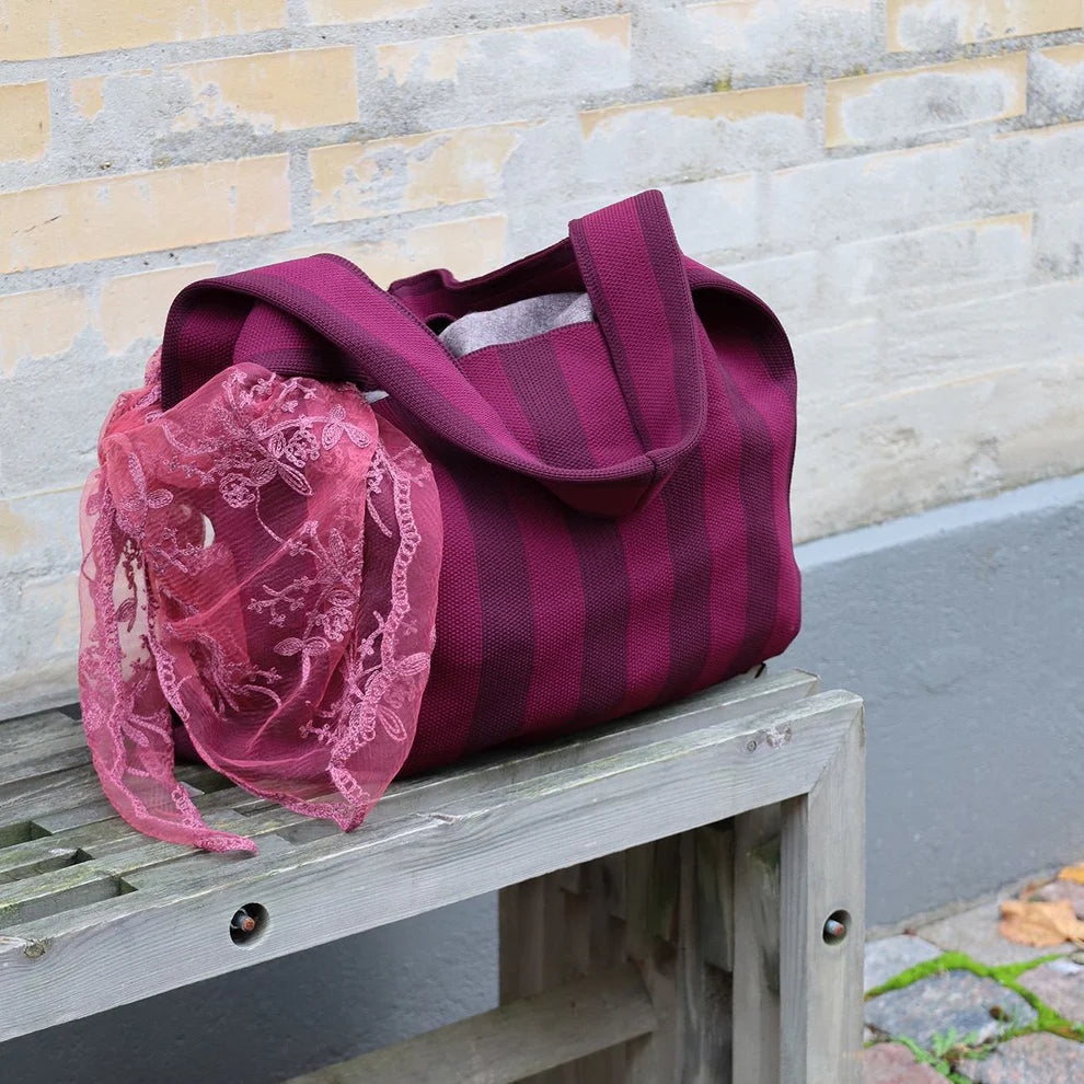 Rummelig Olivia skuldertaske i strikket kvalitet, Bordeaux/Aubergine – køb hos butikalrum.dk