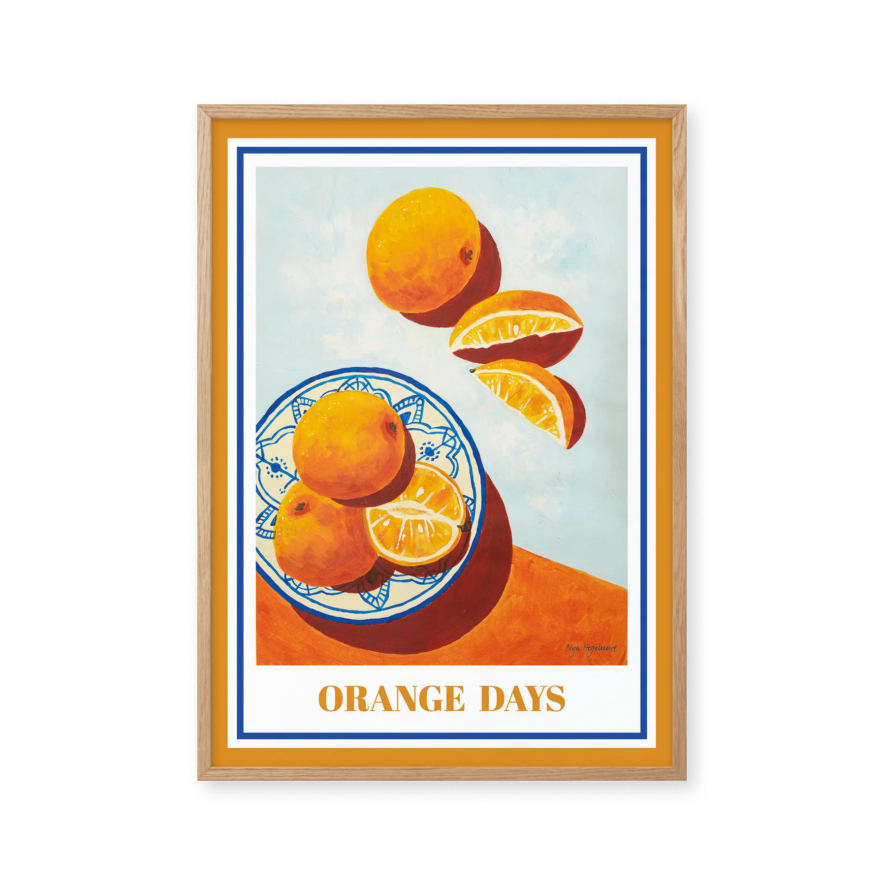 Plakat af intense orange appelsiner, hele og skåret i både. I blå og hvid skål, der står flot i kontrast til de farverige syrlige frugter.