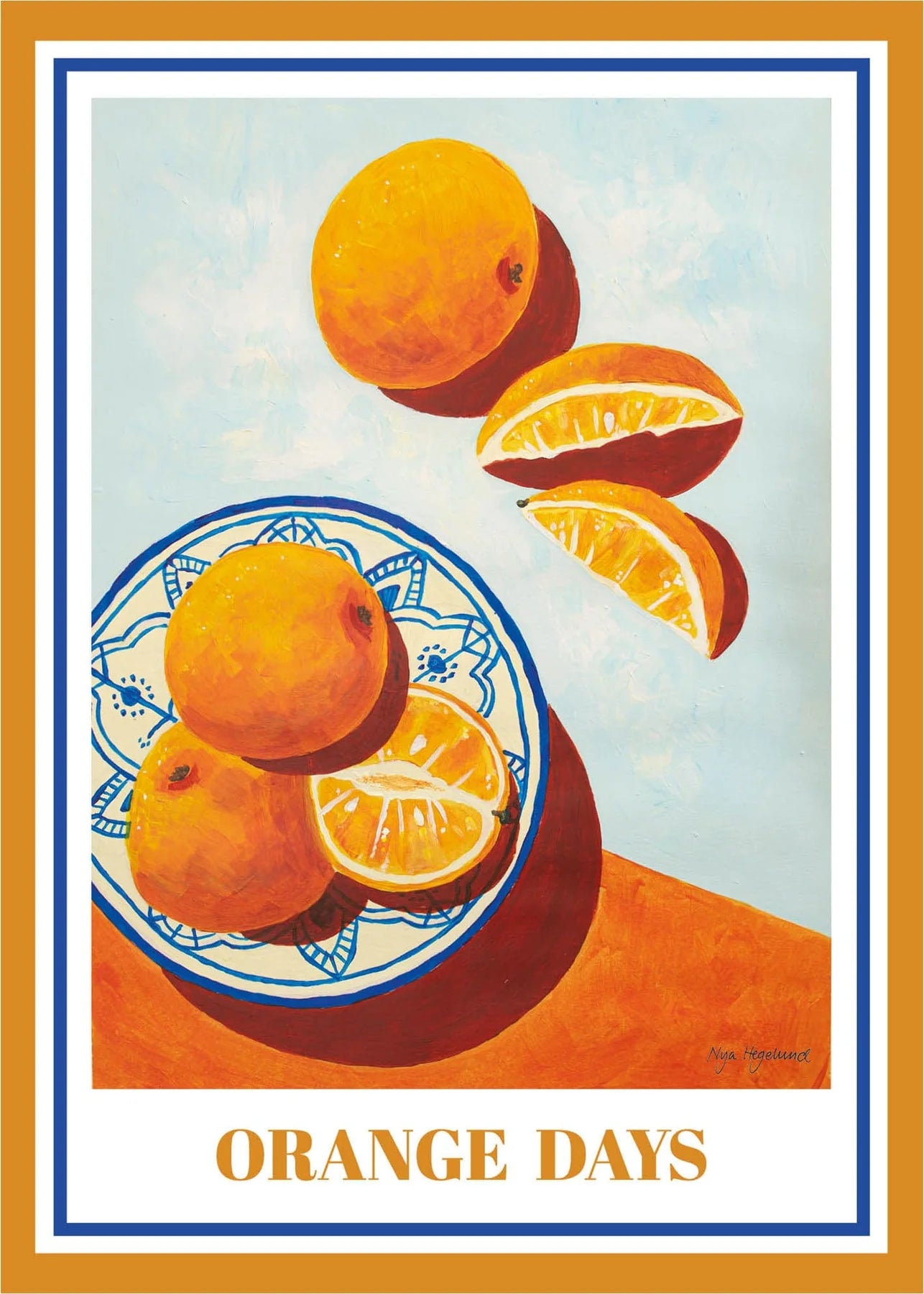 Plakat af intense orange appelsiner, hele og skåret i både. I blå og hvid skål, der står flot i kontrast til de farverige syrlige frugter.