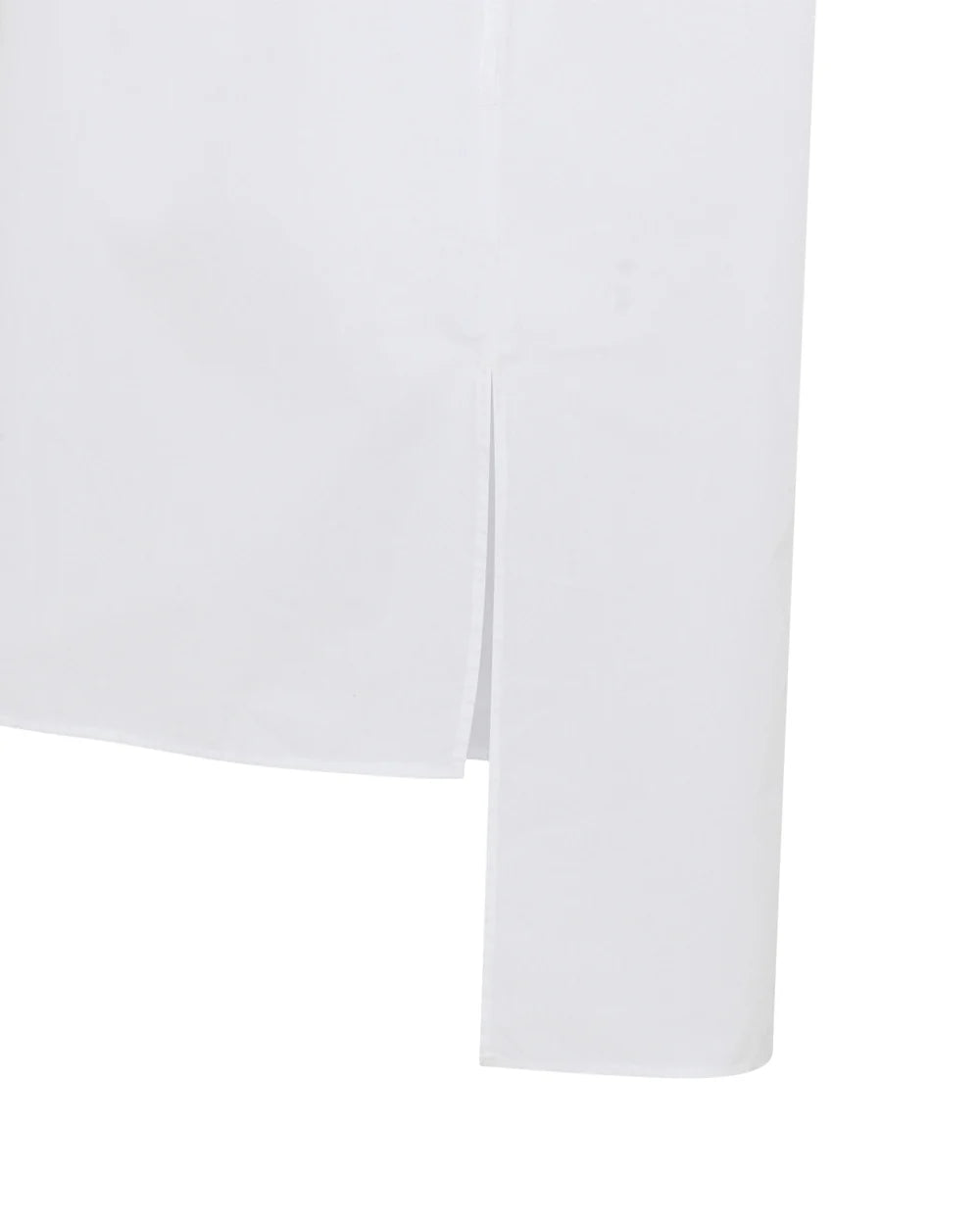 Osaka Shirt i Bright White med kinakrave, lange ærmer og længere ryg – køb hos butikalrum.dk.