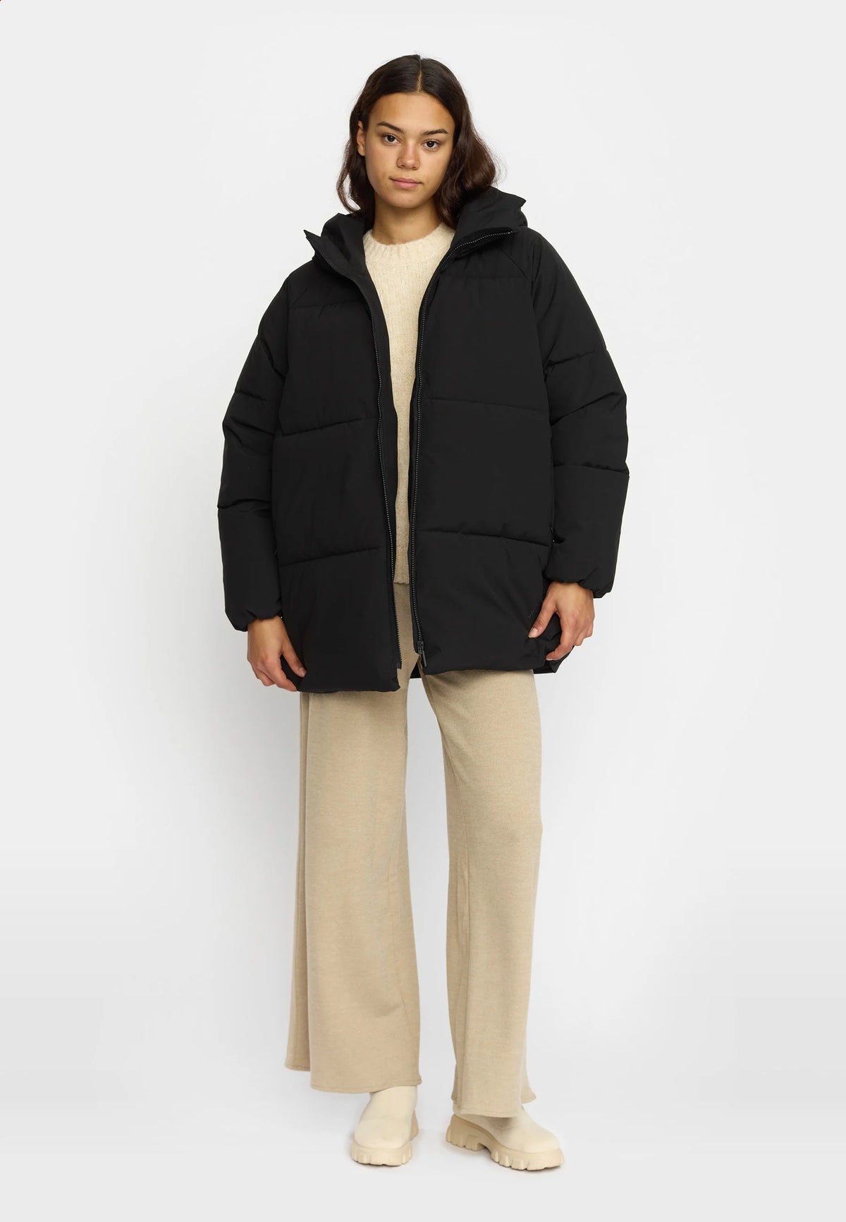Oversize Puffer fra Selfhood i Black med hætte, Sorona® Padding og vandafvisende Teflon EcoElite-belægning – køb hos butikalrum.dk.