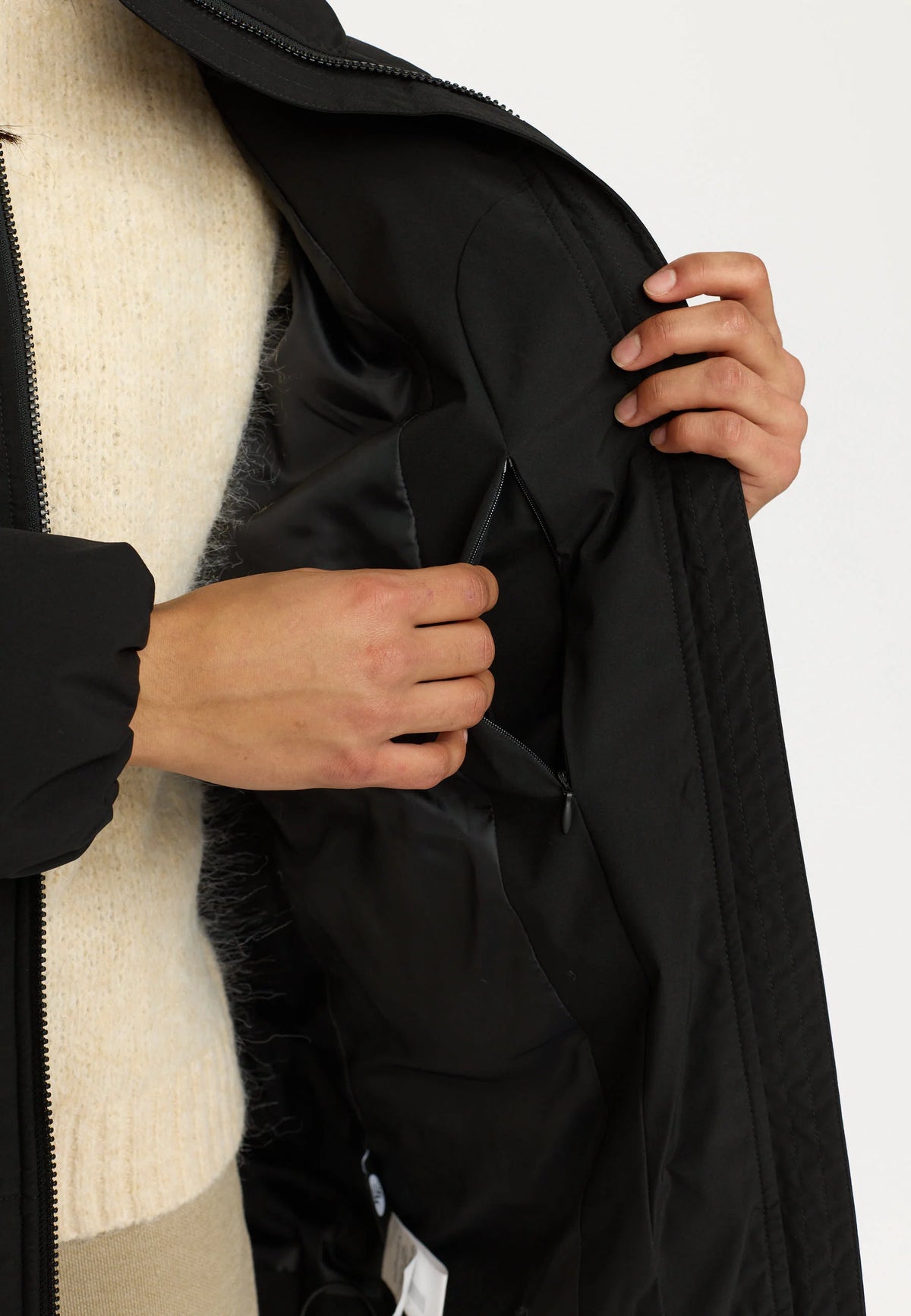 Oversize Puffer fra Selfhood i Black med hætte, Sorona® Padding og vandafvisende Teflon EcoElite-belægning – køb hos butikalrum.dk.